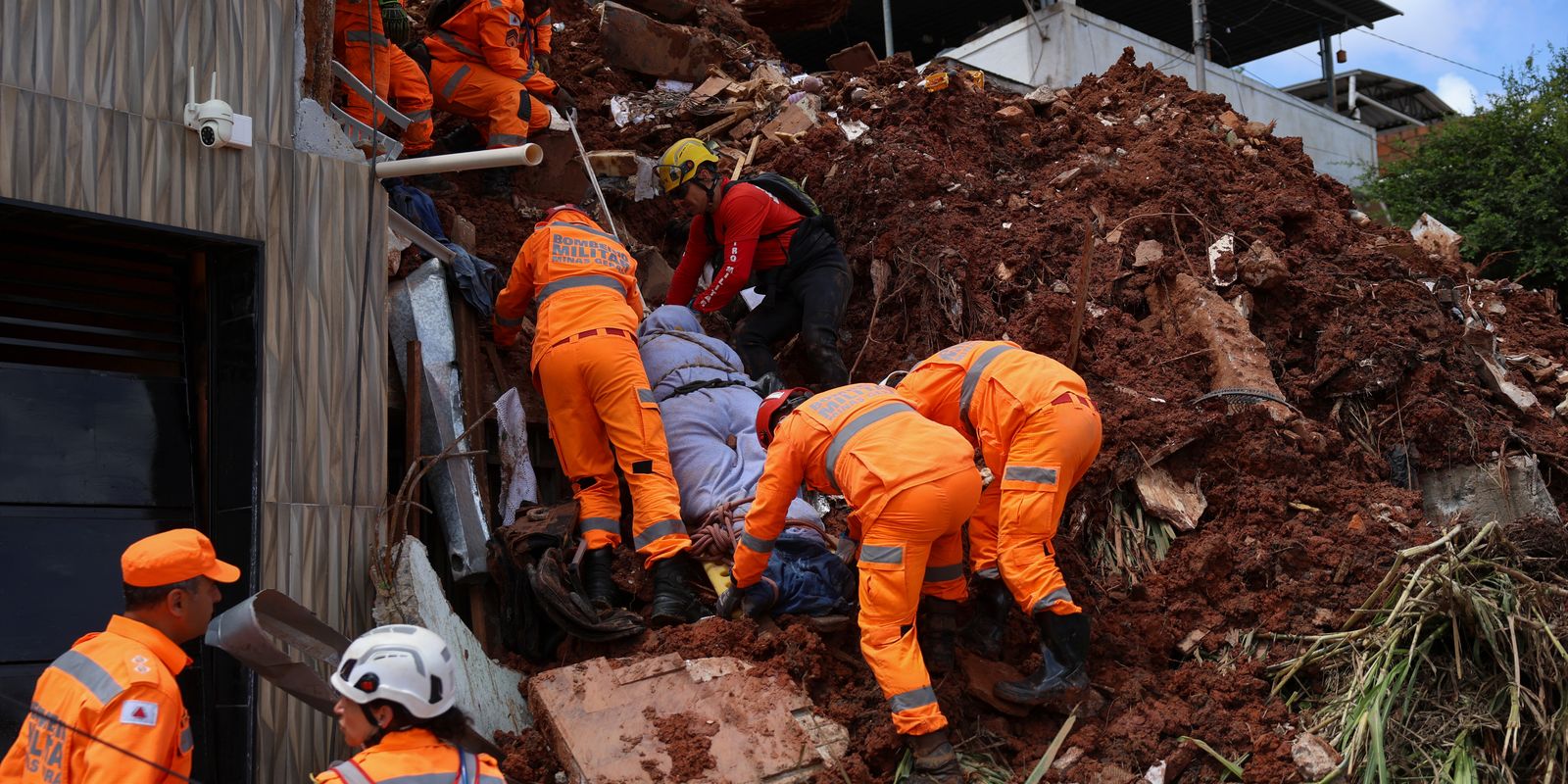 Mortes causadas pelos temporais em Juiz de Fora e Ubá chegam a 53